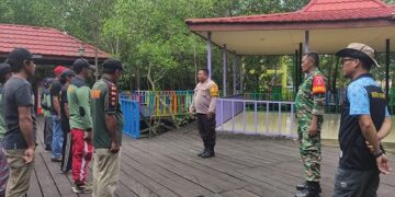 Bhabinkamtibmas Berbas Pantai Bersama Babinsa Berikan Pelatihan PBB Kepada Anggota Linmas