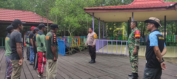 Bhabinkamtibmas Berbas Pantai Bersama Babinsa Berikan Pelatihan PBB Kepada Anggota Linmas