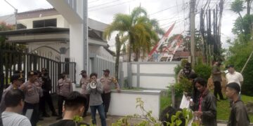 AMPL-KT Gelar Aksi di Depan Kejati Kaltim, Soroti Temuan BPK Terkait Perjalanan Dinas DPRD Kukar 