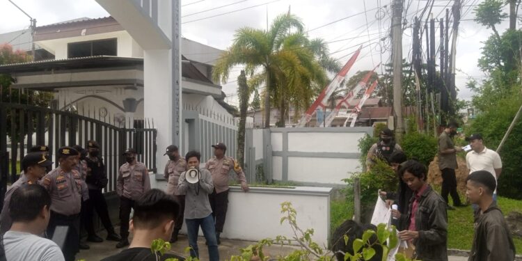 AMPL-KT Gelar Aksi di Depan Kejati Kaltim, Soroti Temuan BPK Terkait Perjalanan Dinas DPRD Kukar