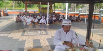 Peringati Hari Raya Siwalatri, Personil Hindu Polda Kaltim Lakukan Persembahyangan Bersama 