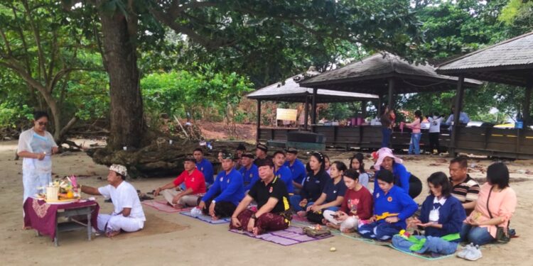 Warga Hindu Satbrimob Polda Kaltim Lakukan Ibadah Rutin, Dirangkai Arisan Keluarga!!