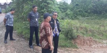 Diguyur Hujan, Bupati Kutim Tinjau Jalan Trans Nasional Kalimantan 