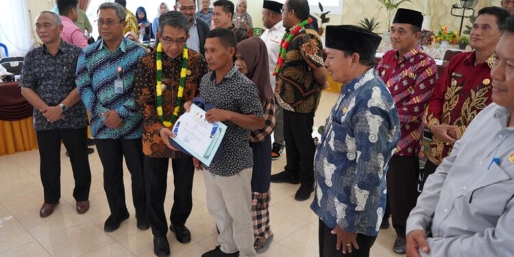 Ardiansyah Serahkan Hibah Air Minum Perkotaan, Sudah Dinikmati Ribuan KK