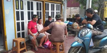 Warga Hindu Satbrimob Polda Kaltim Sambangi Warga yang Sakit dan Bagikan Sembako 