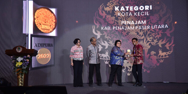 Kabupaten PPU Kembali Terima Piala Adipura Kategori Kota Kecil