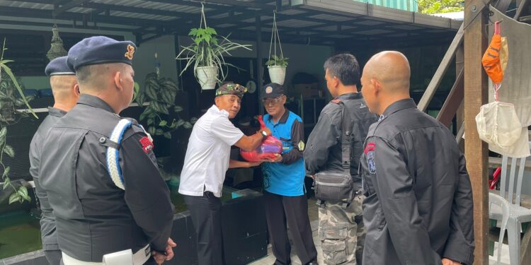 Kunjungi Sesepuh Pinandita, Warga Hindu Satbrimob Polda Kaltim Lanjutkan Program Berbagai Kasih