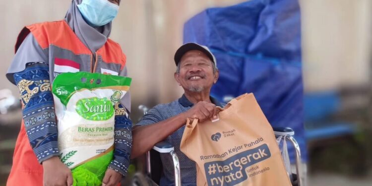 Sembako Keluarga Bahagiakan Para Lansia