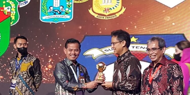 Dukung Program JKN-KIS, Kabupaten PPU Raih UHC Award 2023