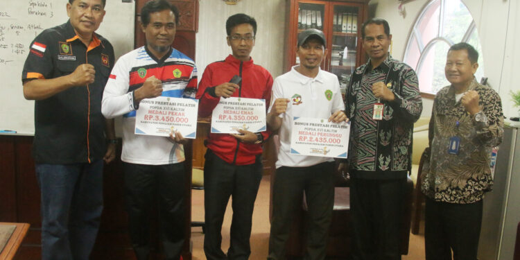 Pemkab PPU Serahkan Bonus Kepada Atlit Pelajar Berprestasi di POPDA XII 