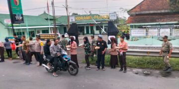 Koramil 0814-06/Ploso Bagikan Takjil Secara Gratis