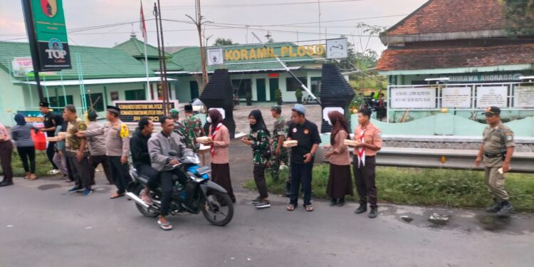Koramil 0814-06/Ploso Bagikan Takjil Secara Gratis