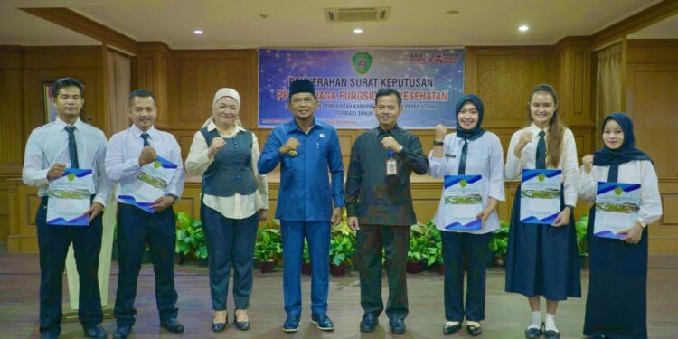 Bupati Hamdam Serahkan 116 SK Pengangkatan PPPK Nakes Angkatan 2022