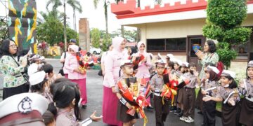 Polisi Sahabat Anak, Brimob Terima Kunjungan TK Kemala Bhayangkari dan Ketua Bhayangkari Daerah Kaltim