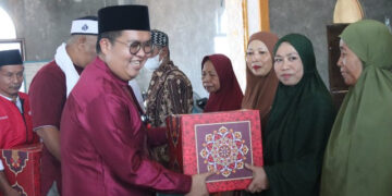 Bupati Edi dan Wabup Rendi Salurkan Bantuan ke Kaum Dhuafa Selama Ramadhan