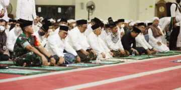 Pangdam VI/Mlw Dampingi Wapres RI Salat Isya dan Taraweh Bersama di Kalsel