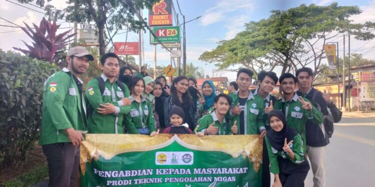 Dosen dan Mahasiswa Prodi D3 TPM Bagi Bagi Takjil untuk Masyarakat