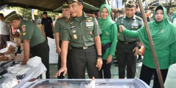 Pangdam VI/Mlw Buka Bazar Murah Ramadan dan Bagikan Bansos Stunting