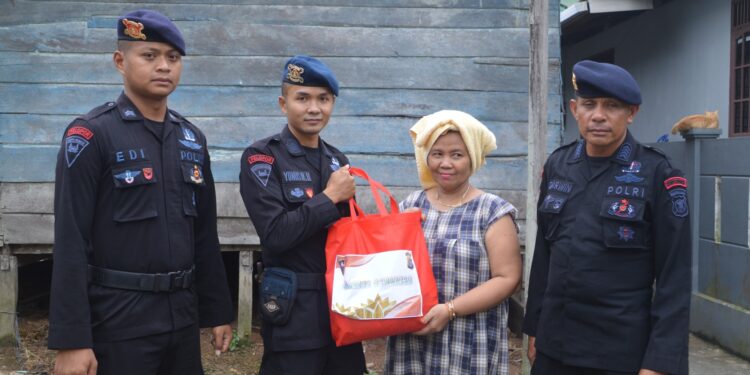Berkah Ramadan, Brimob Kaltim Yon A Pelopor Gencar Salurkan Bansos Kepada Warga Tidak Mampu
