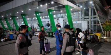 Tim Patroli Brimob Polda Kaltim Pantau Arus Balik di Pelabuhan Semayang