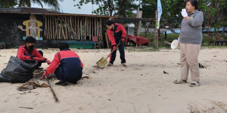 Mahasiswa STT Migas Balikpapan Urai Sampah Pantai Banua Patra