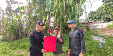 Jumat Berkah, Brimob Kaltim Bagi Sembako Kepada Warga Masyarakat Balikpapan