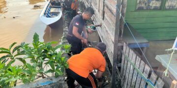 Brimob Kaltim Kerja Bhakti Massal Bersihkan Pinggiran Sungai Mahakam
