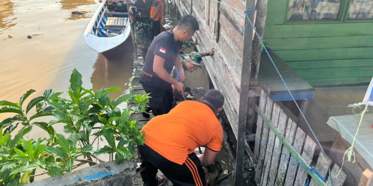 Brimob Kaltim Kerja Bhakti Massal Bersihkan Pinggiran Sungai Mahakam