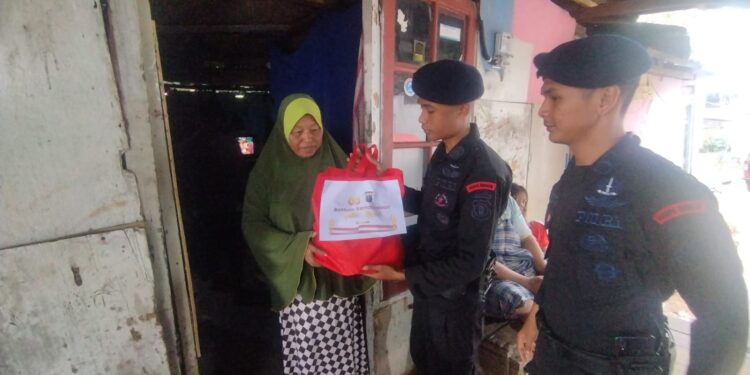 Door To Door, Brimob Polda Kaltim Salurkan Paket Sembako Untuk Warga Kurang Mampu