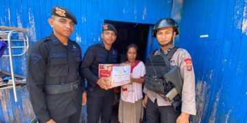 Detasemen Gegana Satuan Brimob Polda Kaltim Bagikan Sembako untuk Masyarakat Kurang Mampu