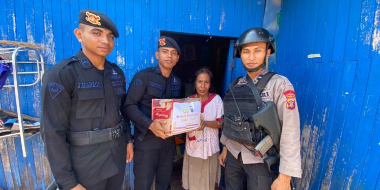 Detasemen Gegana Satuan Brimob Polda Kaltim Bagikan Sembako untuk Masyarakat Kurang Mampu