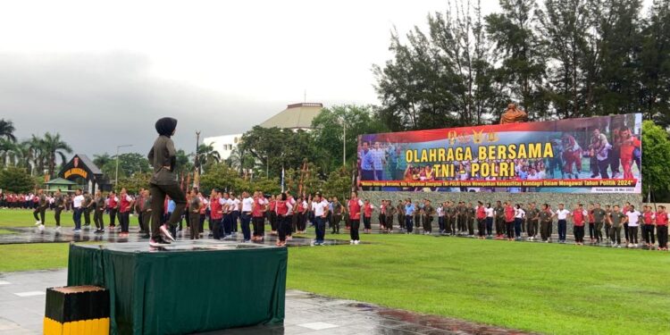 Personel Brimob Polda Kaltim Turut Serta Dalam Olahraga Bersama di Kodam/VI Mlw