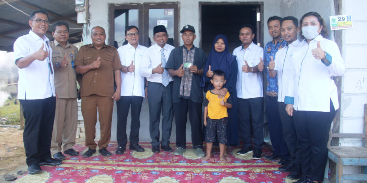 Pemkab PPU Secara Bertahap Salurkan Kartu Jaminan Sosial Ketenagakerjaan