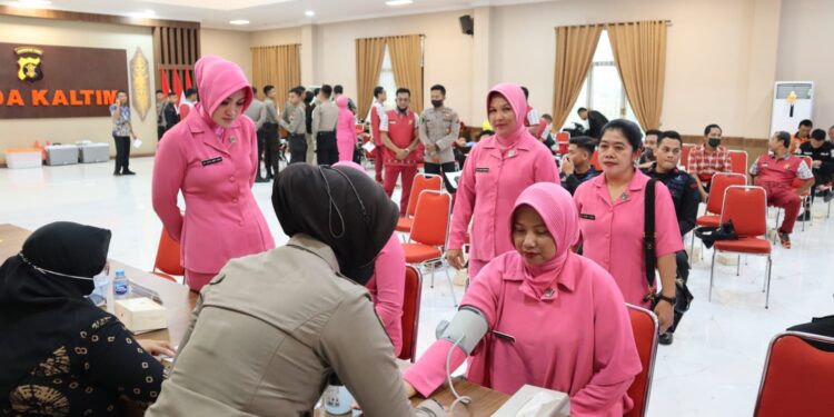 Bhayangkari Cabang Detasemen Gegana Satuan Brimob Polda Kaltim Ikut Serta Donor Darah Dalam Rangka HUT Bhayangkara ke 77