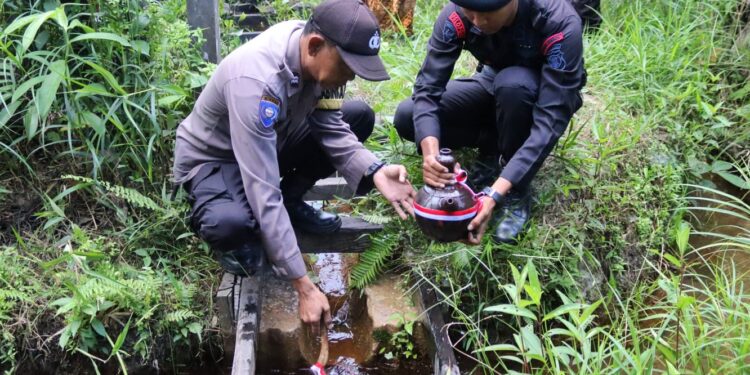 Sambut HUT Ke-77 Bhayangkari, Brimob Kaltim Laksanakan Pengambilan Air Suci di Ulu Dusun Tambak Karang Jahitan Layar