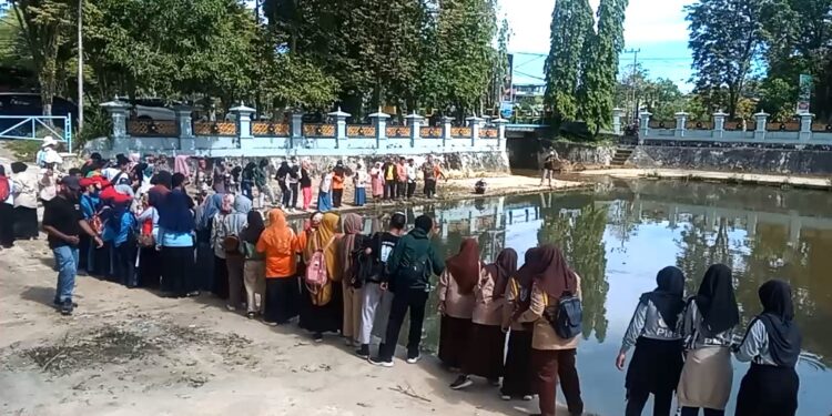 REEI Kaltim- Siswa SMA 5 Balikpapan Bagikan 350 Botol Eco Enzyme ke Masyarakat