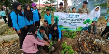 Brimob Kaltim Bersama SD 008 Balikpapan Lakukan Bersih Pantai Hingga Tanam Pohon Kelapa