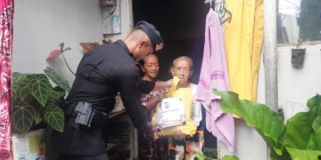 Sasar Warga Lansia, Brimob Polda Kaltim Distribusikan Bantuan Kemanusiaan Untuk Negeri