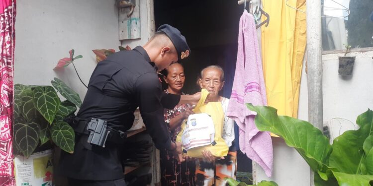 Sasar Warga Lansia, Brimob Polda Kaltim Distribusikan Bantuan Kemanusiaan Untuk Negeri
