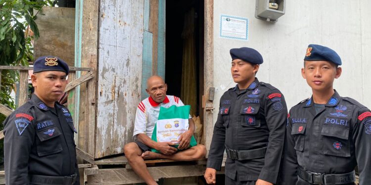 Jelang HUT Bhayangkara Ke-77, Brimob Polda Kaltim Bagi-Bagi Sembako Ke Lansia