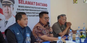 Dorong Peningkatan Produksi Pertanian di Samboja Barat, Pemkab Kukar Salurkan 50,7 Ton Pupuk