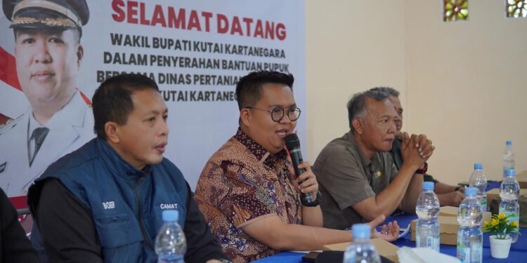 Dorong Peningkatan Produksi Pertanian di Samboja Barat, Pemkab Kukar Salurkan 50,7 Ton Pupuk