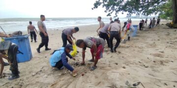 Peduli Lingkungan, Satuan Brimob Polda Kaltim Bersih-Bersih Pasar Sepinggan