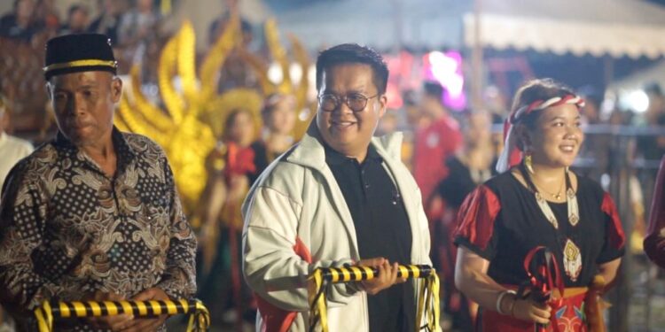 Wabup Rendi Solihin Takjub Lihat Penutupan Erau Adat Benua Tuha di Desa Sabintulung