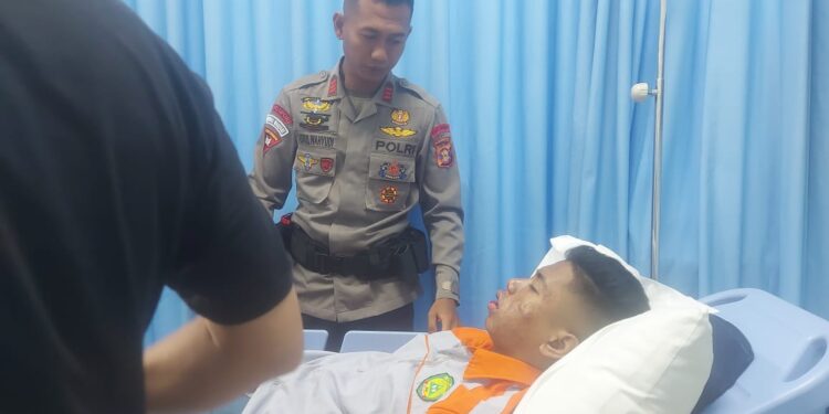 Bharaka Asrul, Anggota Brimob Kaltim Sigap Bantu Evakuasi Korban Lakalantas Tunggal