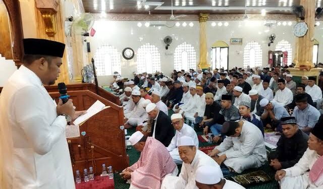 Kasmidi Bulang Salat Iduladha Bersama Masyarakat Sangsel