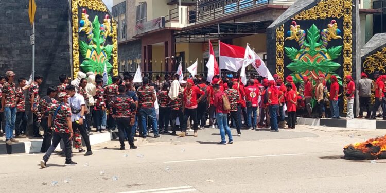 Unras Depan Mapolres Kukar, Ormas Pasukan Merah dan LMP Minta Rocky Gerung Diproses Hukum