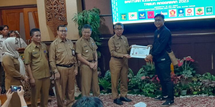 Pemkab Kutim Serahkan Bankeu Parpol, Ini Urutan Partai Penerima Terbanyak….