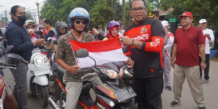 Dukungan Gerakan 10 Juta Bendera, Pemkab Kutim Bagikan Merah Putih