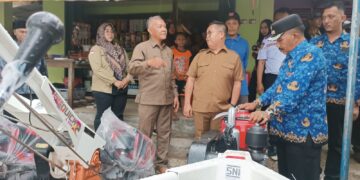 Salurkan Bantuan Alsintan untuk Petani, Rendi Solihin: Kita Komitmen Dorong Swasembada Pangan